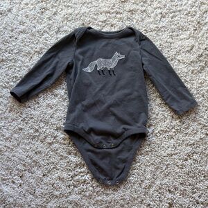 Baby Gap Long-Sleeve Gray Fox Graphic One-Piece Bodysuit 6-12 Months